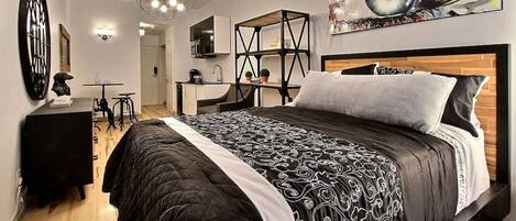 Una scrivania, ferro/asse da stiro, culla da viaggio, Wi-Fi gratuito