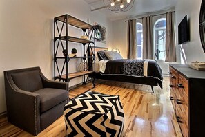 مكتب ومكواة/لوح كي وسرير سفر وواي فاي مجانًا