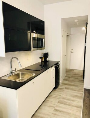 Mikrowelle, Ofen, Herdplatte, Wasserkocher mit Kaffee-/Teezubehör