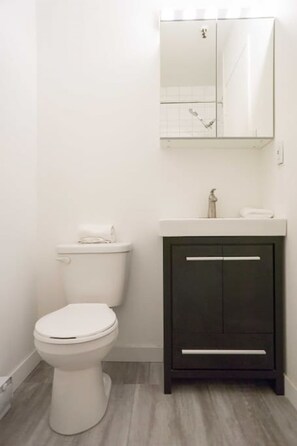 Unclassified image, 2 of 6, button - Spacious Downtown Apartment! (Québec)