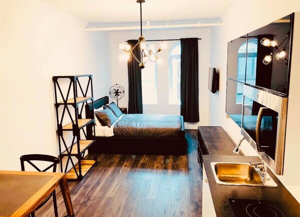 Schreibtisch, Bügeleisen/Bügelbrett, Reisekinderbett, kostenloses WLAN