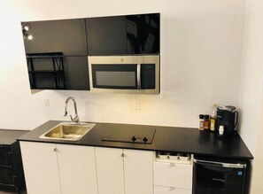 Mikrowelle, Ofen, Herdplatte, Wasserkocher mit Kaffee-/Teezubehör