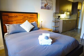 1 chambre, bureau, fer et planche à repasser, lit de bébé portatif