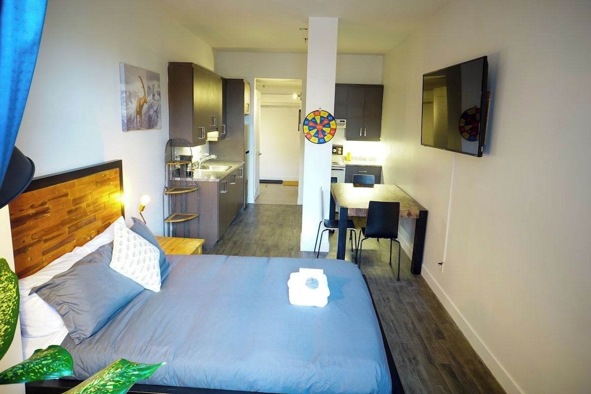 1 soverom, skrivebord, strykejern/-brett og reiseseng for barn