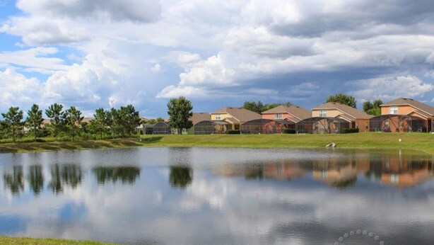 A residential area with houses, a pond, and a clear sky. - Lakeside in Clermont (Clermont)