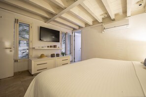 3 habitaciones, tabla de planchar con plancha y cuna de viaje 