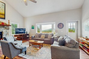 Fernseher, Kamin, Bücher