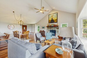 Fernseher, Kamin, Bücher