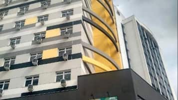 Un edificio de hotel con fachada curva, varios balcones y un logotipo destacado de B&B.