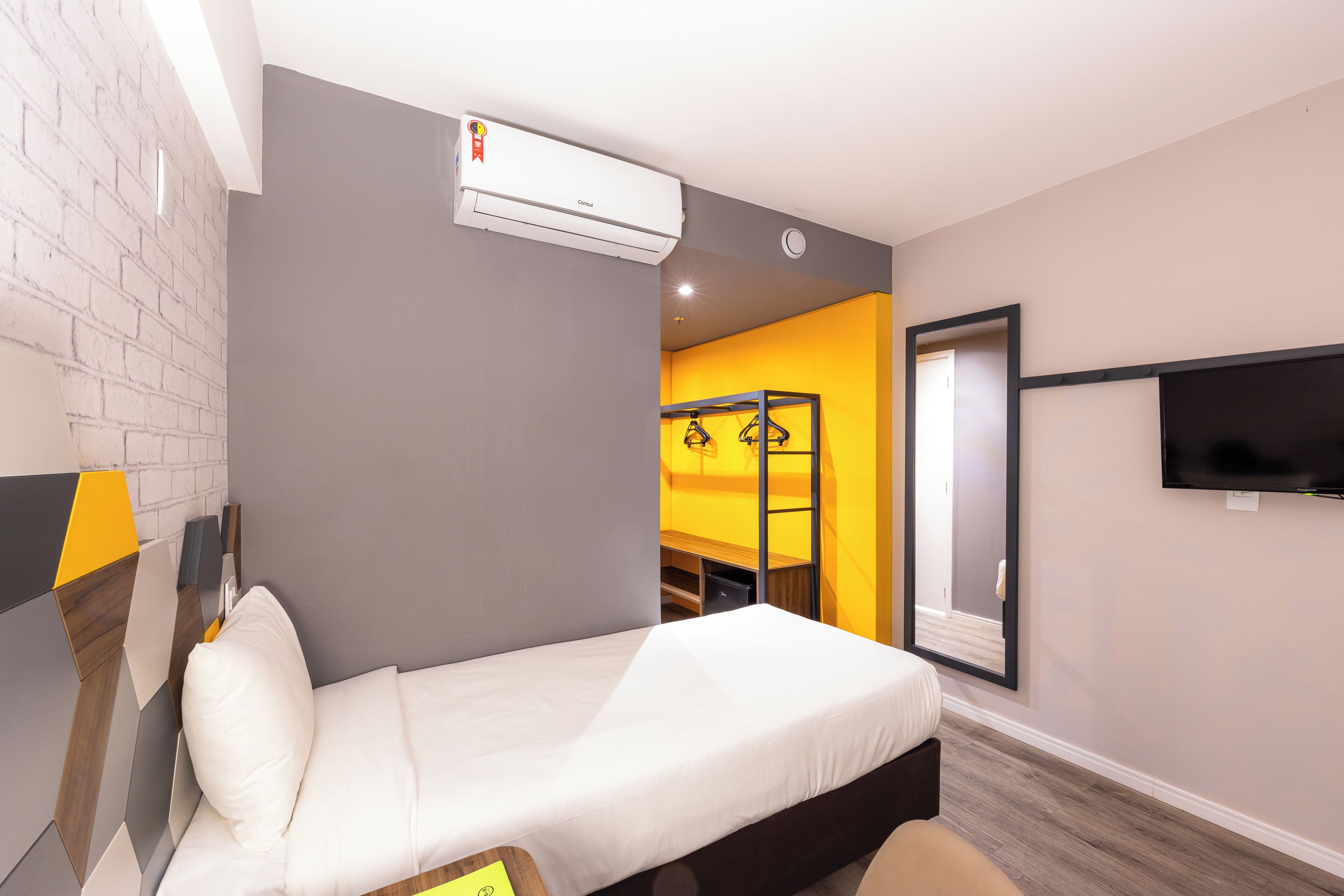 standard twin room | minibar, desk, iron/ironing board, free wifi