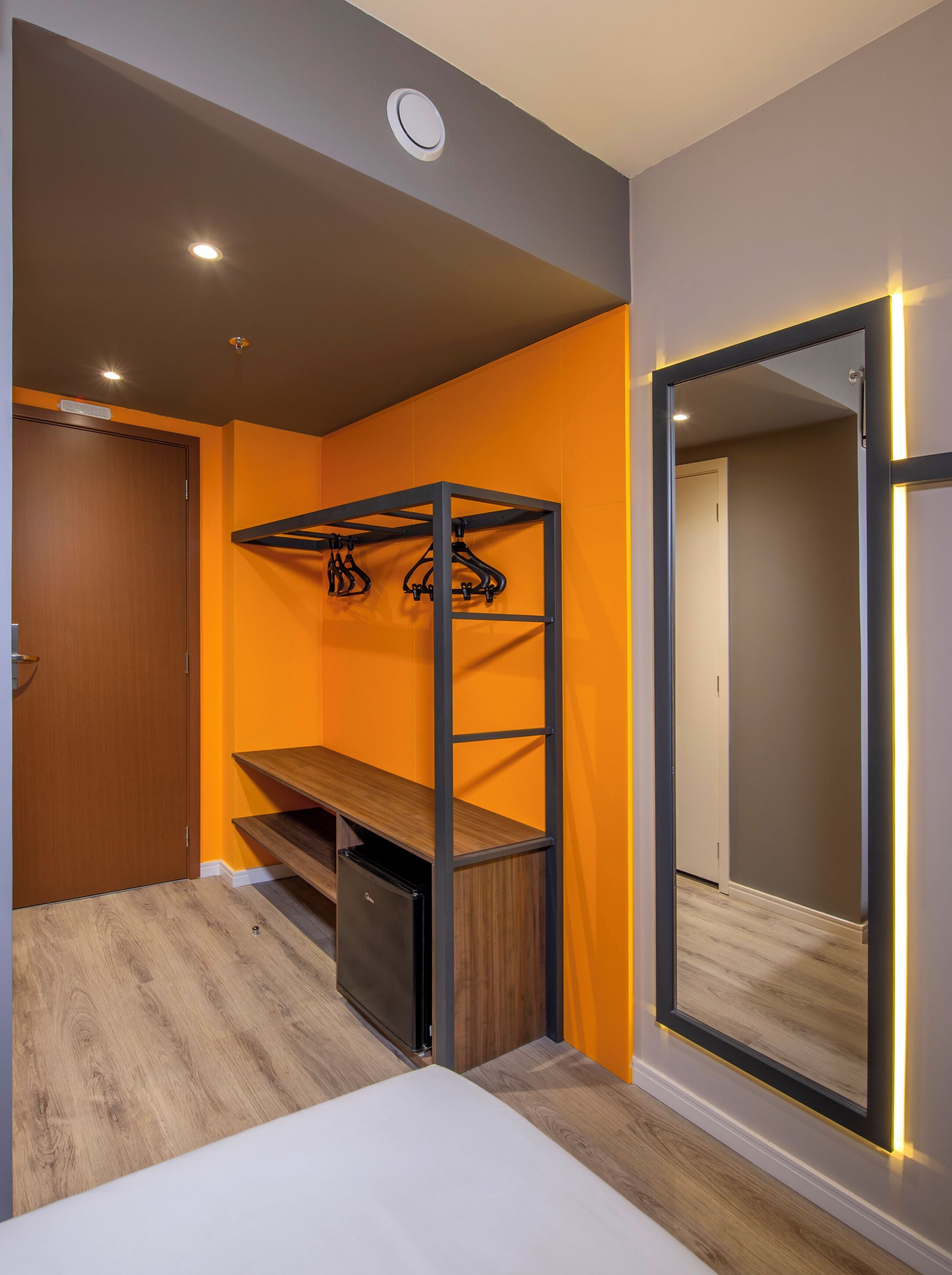 standard twin room | minibar, desk, iron/ironing board, free wifi