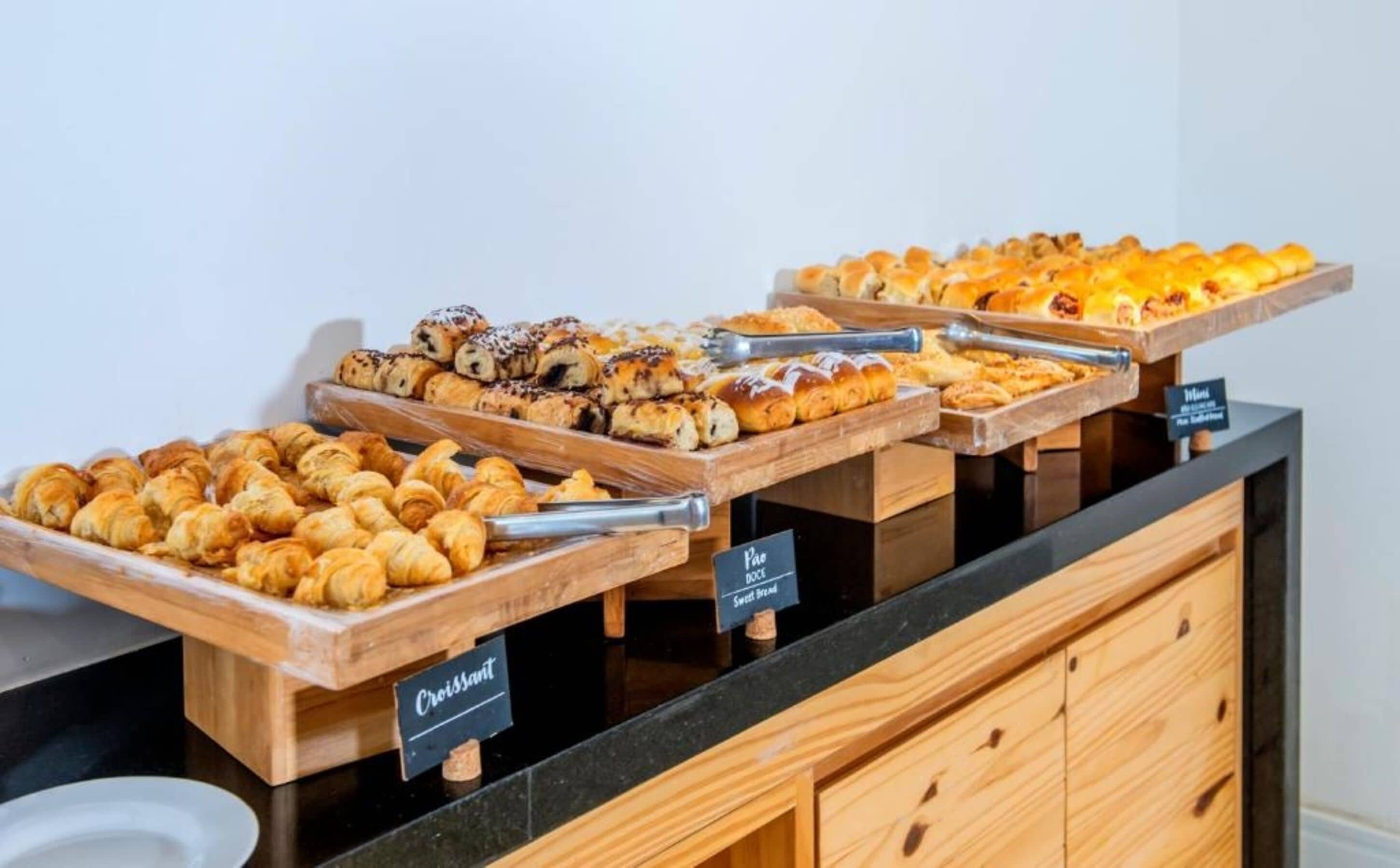 daily buffet breakfast (brl 35 per person)