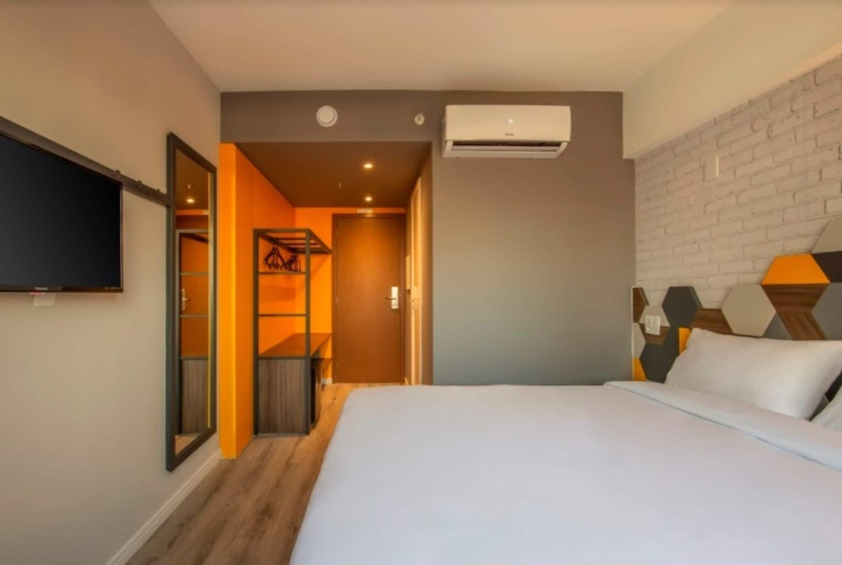 standard double room | minibar, desk, iron/ironing board, free wifi