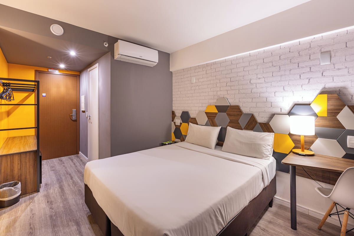 Minibar, escritorio, tabla de planchar con plancha y wifi gratis