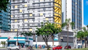 A multi-story hotel with a modern design, featuring a prominent 'B&B HOTEL' sign. - B&B Hotels Rio de Janeiro Norte (Rio de Janeiro)