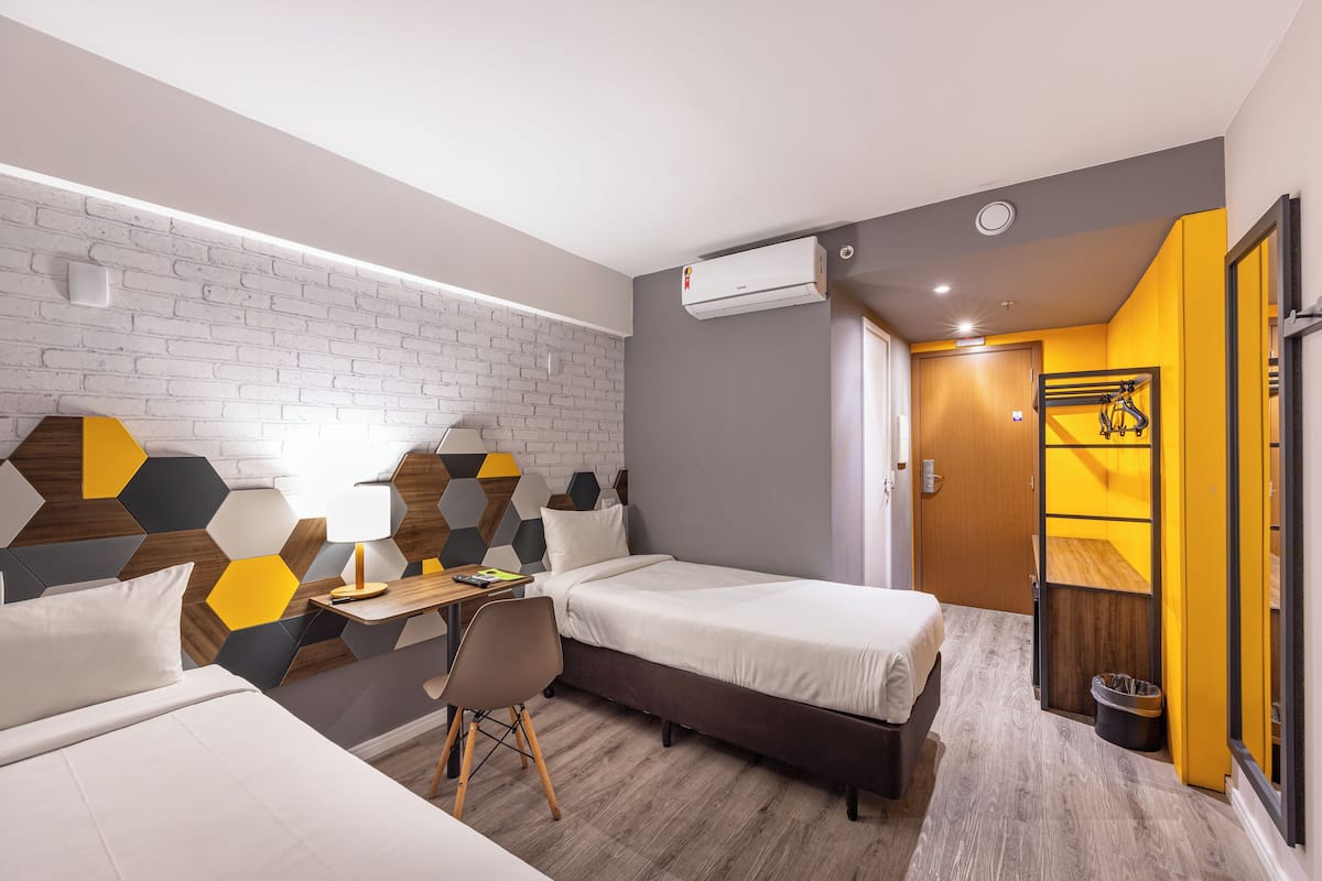 Minibar, escritorio, tabla de planchar con plancha y wifi gratis
