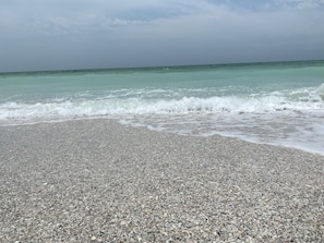 Playa en los alrededores, camastros y toallas de playa