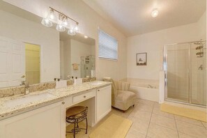 Ensemble douche/baignoire, sĂšche-cheveux, serviettes fournies