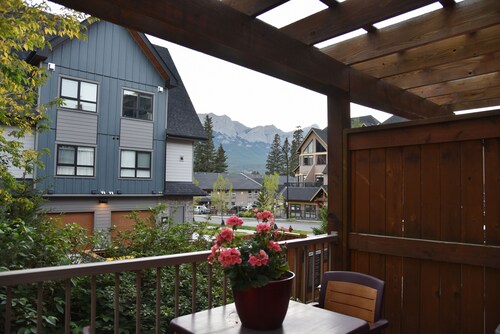 Charming Fire Mountain Lodge Condo | Walk to Downtown | Sleeps Six 