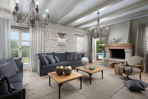 TV, fireplace - Villa Romanza with Pool (Kanfanar)