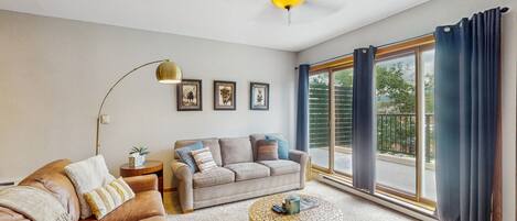 Fernseher, Kamin, Bücher