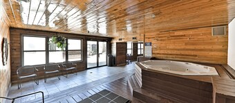 Recently Remodeled-Downtown Townhome-Chic Modern Mountain Condo w/Shared Hot Tub