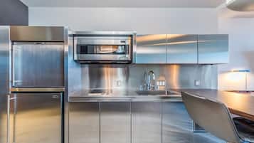 Kühlschrank, Mikrowelle, Herdplatte, Geschirrspüler