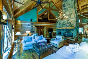 Una Smart TV, una chimenea, libros