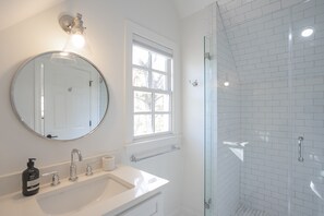 Shower, hair dryer, towels - Cozy East Nashville King Studio | Walk to Five Points & Nissan Stadium (Nashville)