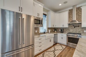 ثلاجة، ميكروويف، فرن، موقد طهي مسطح