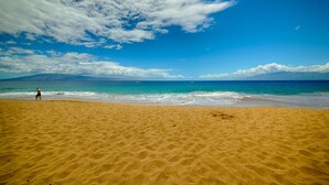 A beach with clear skies and calm waters. - Stunning ocean views & direct beach access (Lahaina)