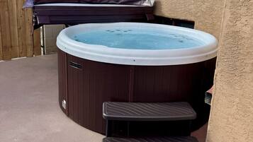 Tina de hidromasaje al aire libre