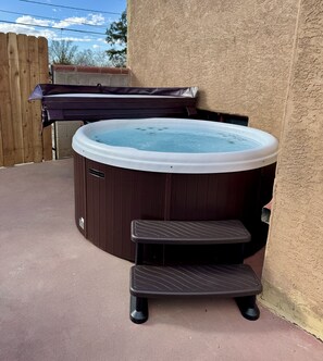 Outdoor spa tub - Hot Tub, 1bd/1ba, Nob Hill Home, King bed, W/D (Albuquerque)