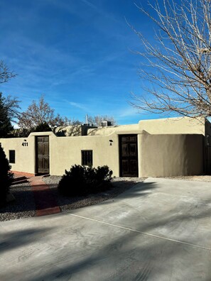 Exterior - Hot Tub, 1bd/1ba, Nob Hill Home, King bed, W/D (Albuquerque)