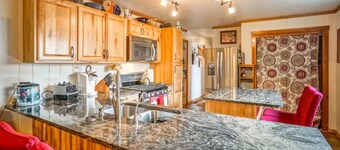 Hot Tub, 1bd/1ba, Nob Hill Home, King bed, W/D