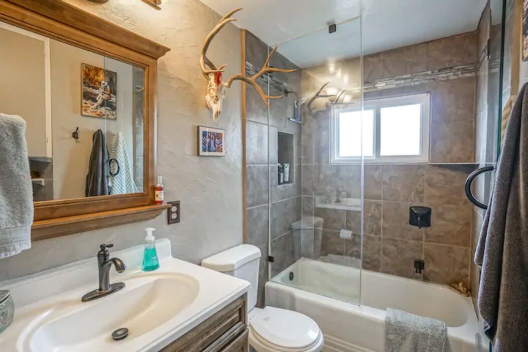 Combined shower/bathtub, hair dryer, towels, soap