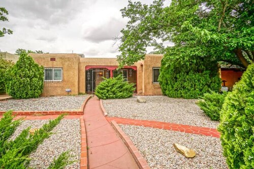 Hot Tub, 1bd/1ba, Nob Hill Home, King bed, W/D