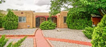 Hot Tub, 1bd/1ba, Nob Hill Home, King bed, W/D