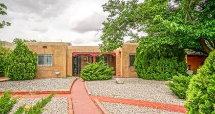 Hot Tub, 1bd/1ba, Nob Hill Home, King bed, W/D