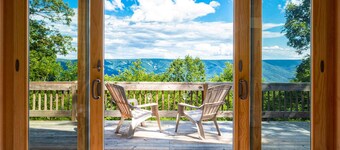 Mountain cabin w/hot tub & deck views