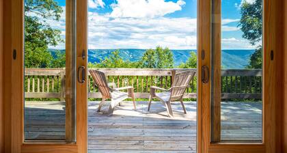 Mountain cabin w/hot tub & deck views