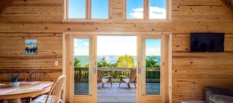 Amazing Views, Hot Tub, WiFi, Deck, & Fire Pit!