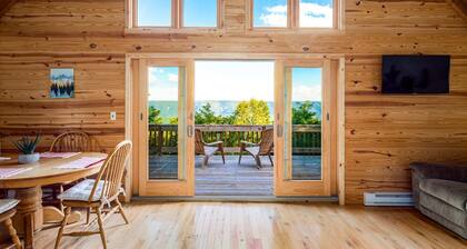 Amazing Views, Hot Tub, WiFi, Deck, & Fire Pit!