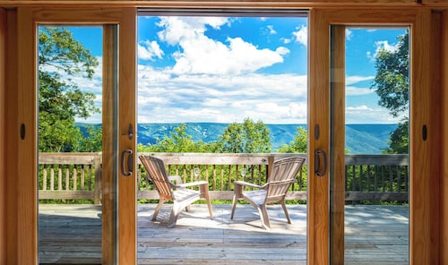 3BR cabin w/ scenic deck and pet-friendly