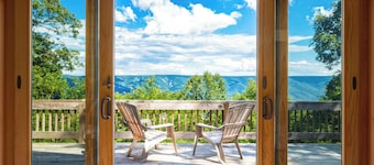 3BR cabin w/ scenic deck and pet-friendly