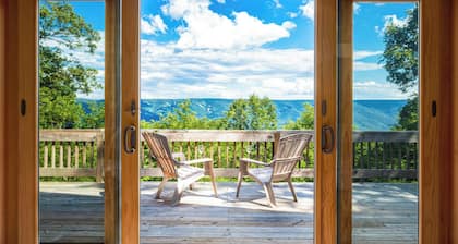 3BR cabin w/ scenic deck and pet-friendly