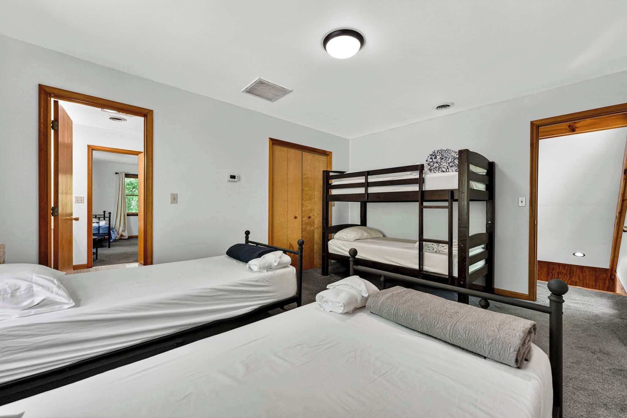 5 chambres, fer et planche à repasser, Wi-Fi, draps fournis
