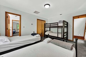 5 bedrooms, iron/ironing board, WiFi, bed sheets