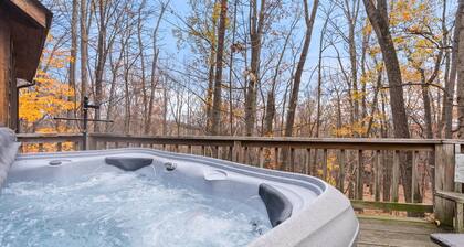 Huge Cabin w Hot Tub, Deck, Grill & WiFi