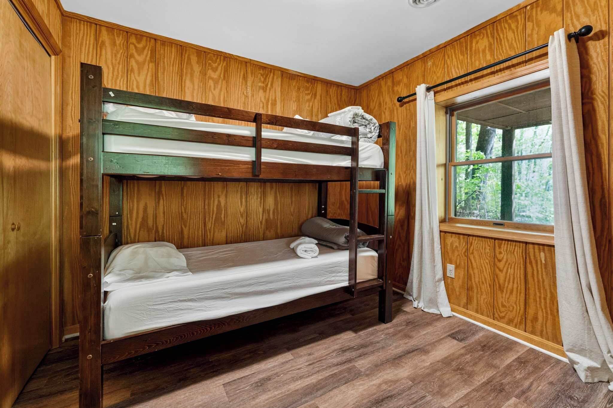 5 bedrooms, iron/ironing board, WiFi, bed sheets